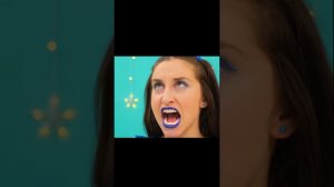 девочка ест немного мороженого большой ложкой.