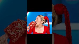 девочка ест попкорн на палочке