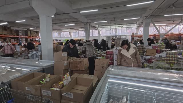 Первая российская торговая сеть зашла в Луганск, ЛНР! Поприветствуем Главторг! смотреть онлайн