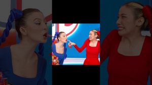 девушка украла леденец у своей подруги