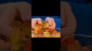 Девочка съела гору желейных бобов.