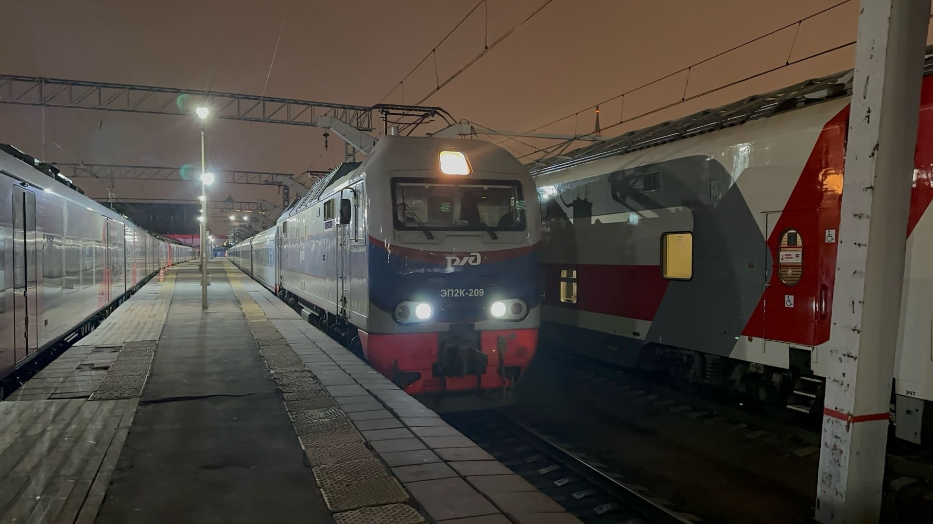 Электровоз ЭП2К-209 с «Невским экспрессом» на Ленинградском вокзале, декабрь 2025 года смотреть онлайн