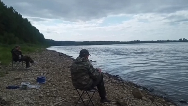 32. Рыбалка на Вятке. Вдвоем на реке. Ловля мирной рыбы на современную донку.