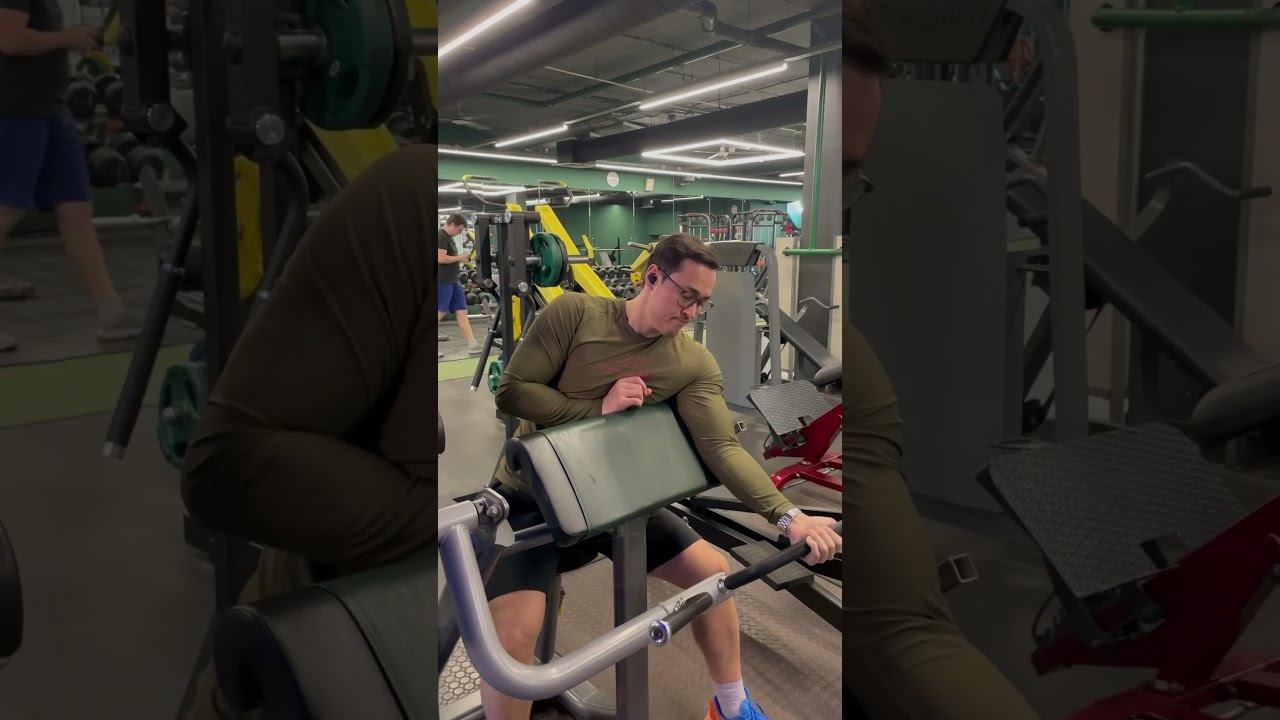 Бицепс 1р. на скамье Скотта в тренажере