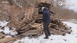 Мужчина Строит Дом из Брошенных паллет Посреди леса