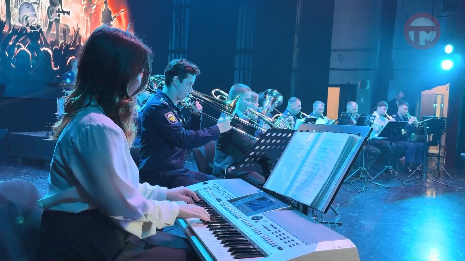 🎸 Военный оркестр 83-й бригады выступил с необычным концертом смотреть онлайн