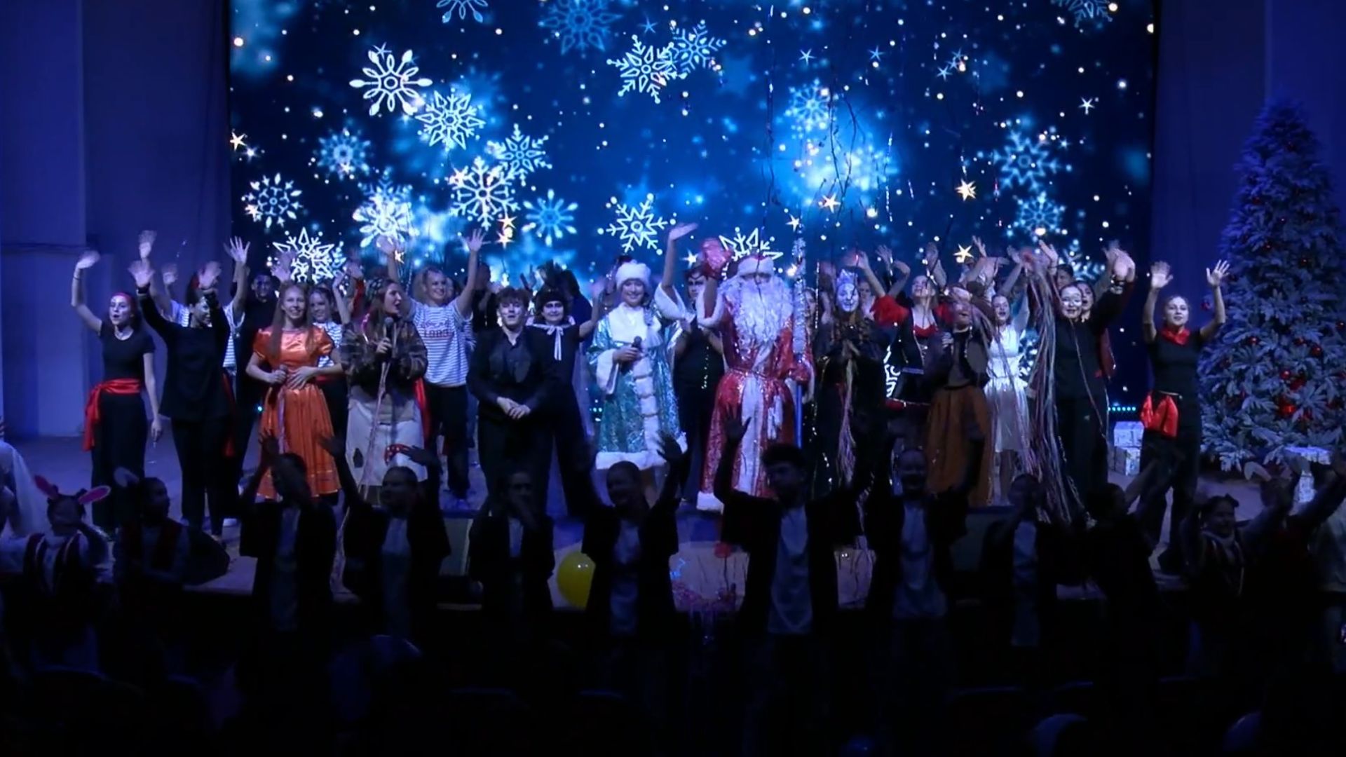 «Новогодний переполох» Театрализованное представление смотреть онлайн