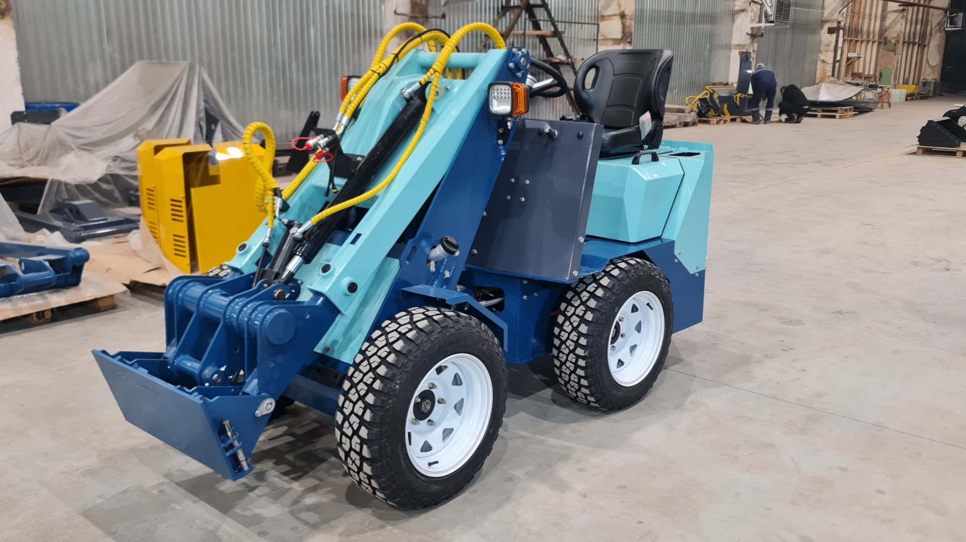 Сняли со стапеля очередной мини-погрузчик смотреть онлайн