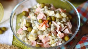 Салат «Оливье» с колбасой: проверенный рецепт на каждый праздник (и не только)