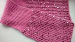 Шарф из пуха норки с пайетками связан английской резинкой. История вязания.