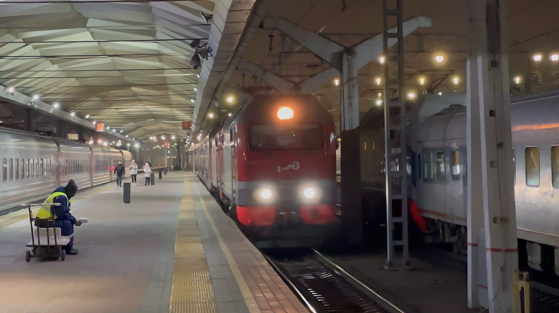 Электровозы ЭП2К-243/179 с «Сменой/А.Батанкур» на Ленинградском вокзале, декабрь 2025 года смотреть онлайн