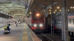 Электровозы ЭП2К-243/179 с «Сменой/А.Батанкур» на Ленинградском вокзале, декабрь 2025 года