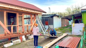 Хуторские заботы: строим крышу веранды, пересадили розы.