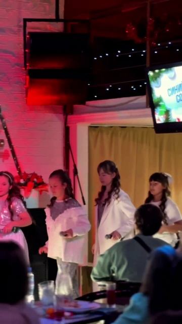 В ритме нового года. Праздничные хиты и танцы смотреть онлайн