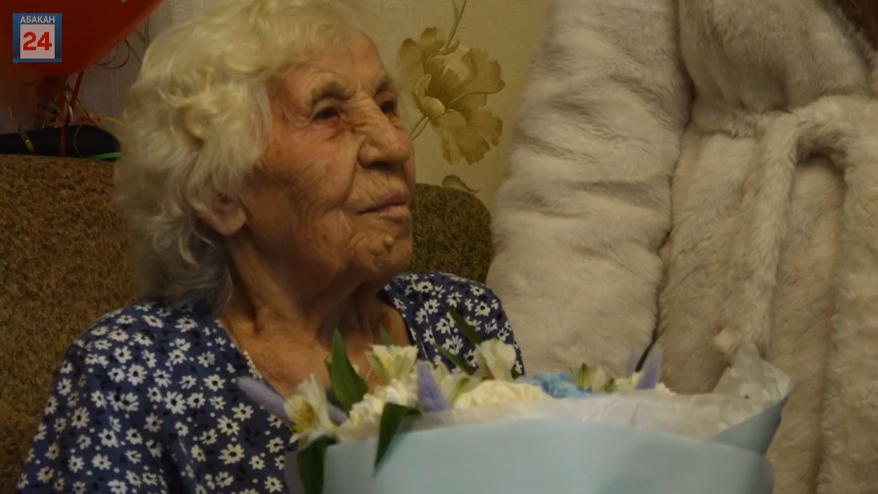 Тяжёлый труд в военное и мирное время: труженица тыла из Абакана отмечает 93 День рождения смотреть онлайн