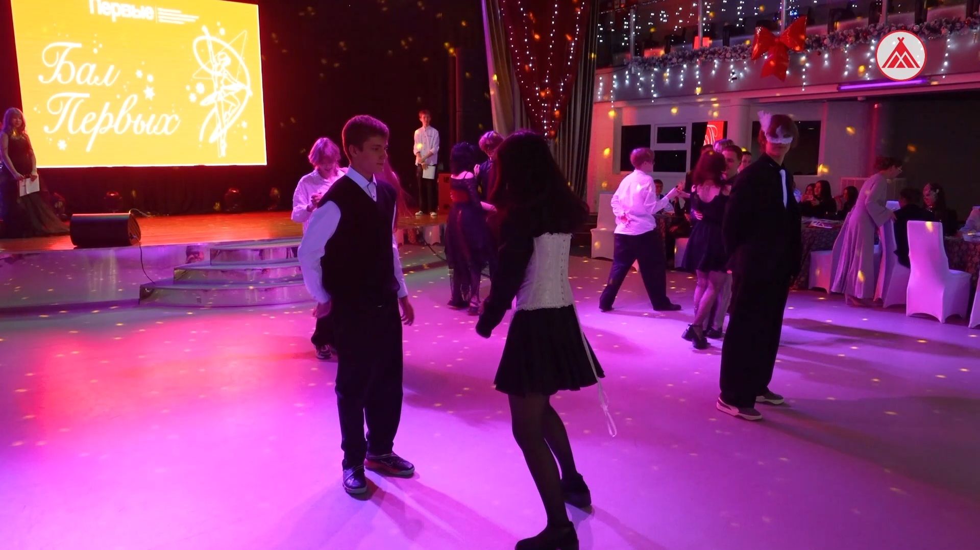 Маски, вальс, конкурсы! В Когалыме прошёл «Бал Первых» смотреть онлайн