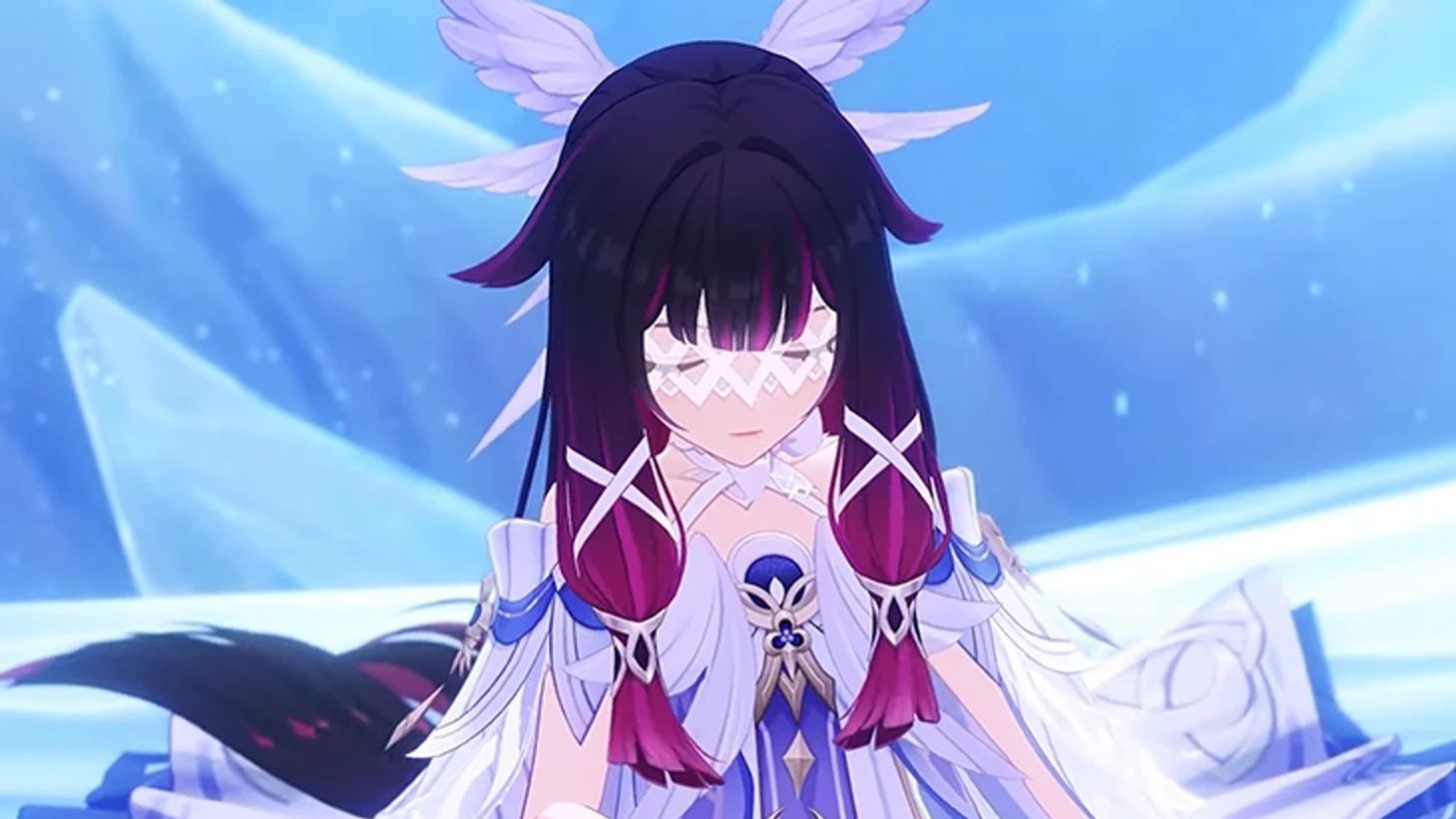 Коломбина исследует шарики с водой