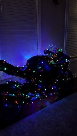 типичный ты когда поехал на мотоцикле 1 раз но мотоцикл не красивый и не новогодний...