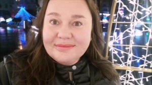 Атмосфера ВЕЧЕРНЕЙ АЛАНЬИЛюди СТОЯТ В ОЧЕРЕДЬКругом ОГОНЬКИЧувствуется ПРИБЛИЖЕНИЕ НОВОГО ГОДА