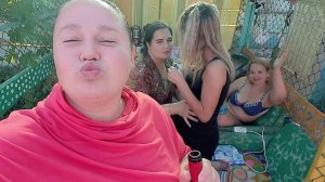 В саду пируему мамы ИришкиТатьяна Алексеевна показывает владения✨