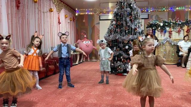 Танец "Что за чудо, Новый год!" группа №5 "Звёздочки" смотреть онлайн