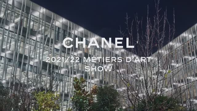 Показ женской коллекции Chanel Métiers d’Art 2021-2022 (Pre-Fall 2022) смотреть онлайн