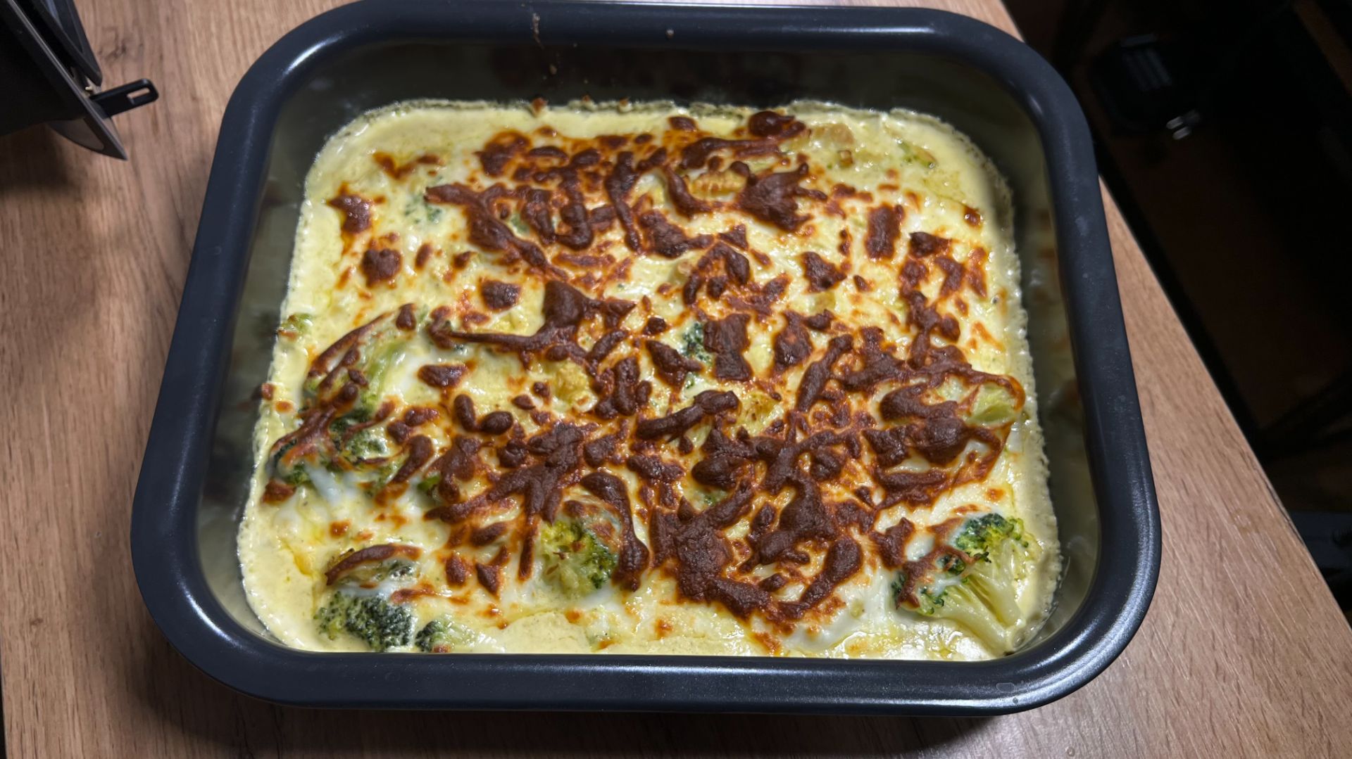 Запеканка с индейкой и брокколи в соусе бешамель