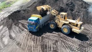 Один из самых мощных колесных погрузчиков, когда-либо созданных, с отличным управлением - Cat 992B -