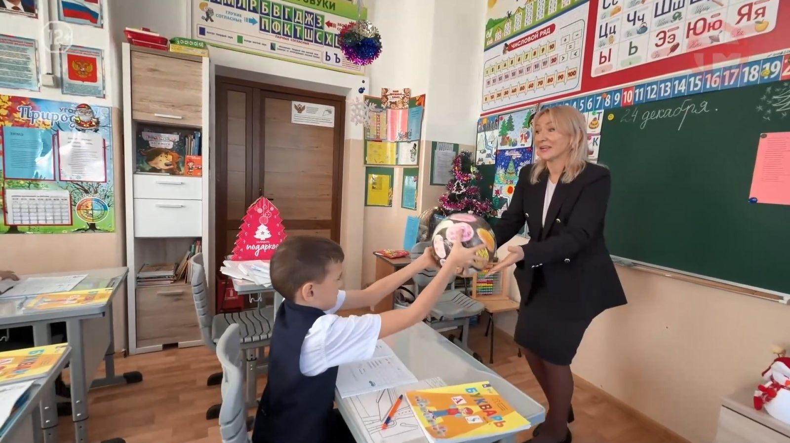 👨👩👧 Как школьный проект помогает детям лучше узнать своих мам смотреть онлайн