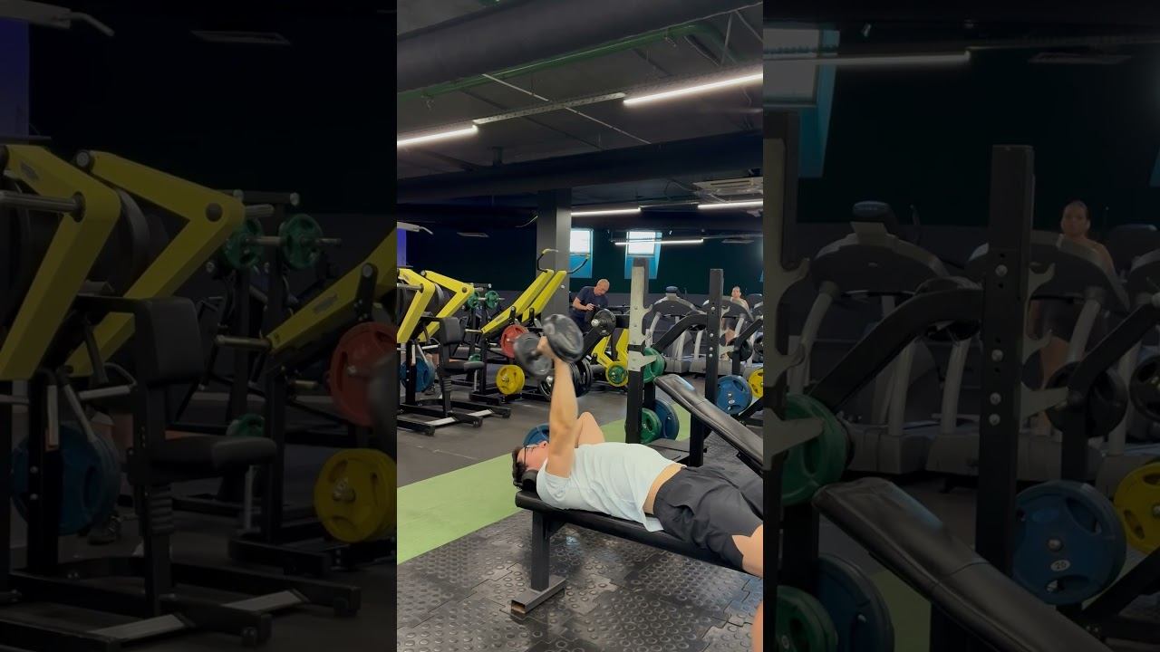 Пуловер с гантелью лежа