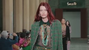 Показ женской коллекции Chanel Métiers d'art 2022-2023 (Pre-Fall 2023)