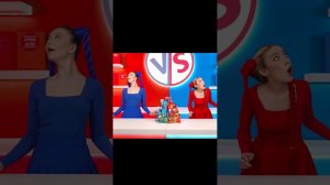 девочки открыли торт и перешли куда-то