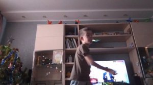 танцуй свои придуманные танцы с праздничной свистулькой
