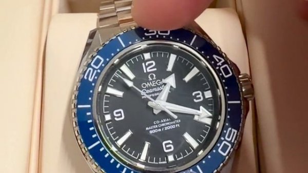 Шаткий безель новой Omega Planet Ocean