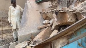 Удивительная Большая камнедробилка: Гигант в действии"Дробление крупной породы: мощный процесс