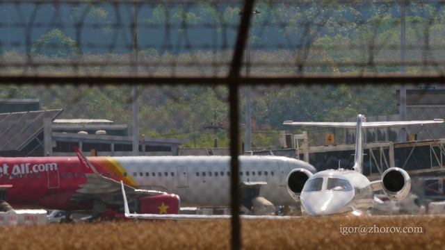 Частный бизнес джет на рулении в аэропорту Пхукета.