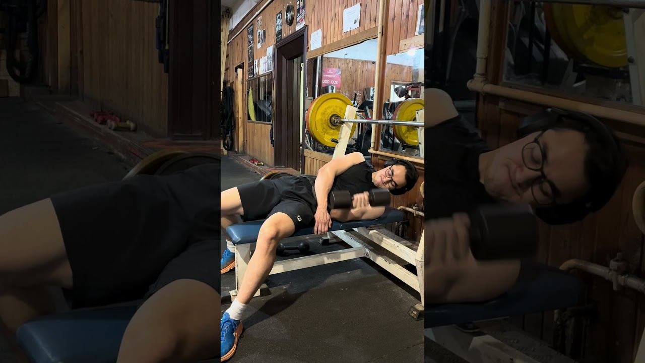 Вращение плеча внутрь лежа на боку с гантелью