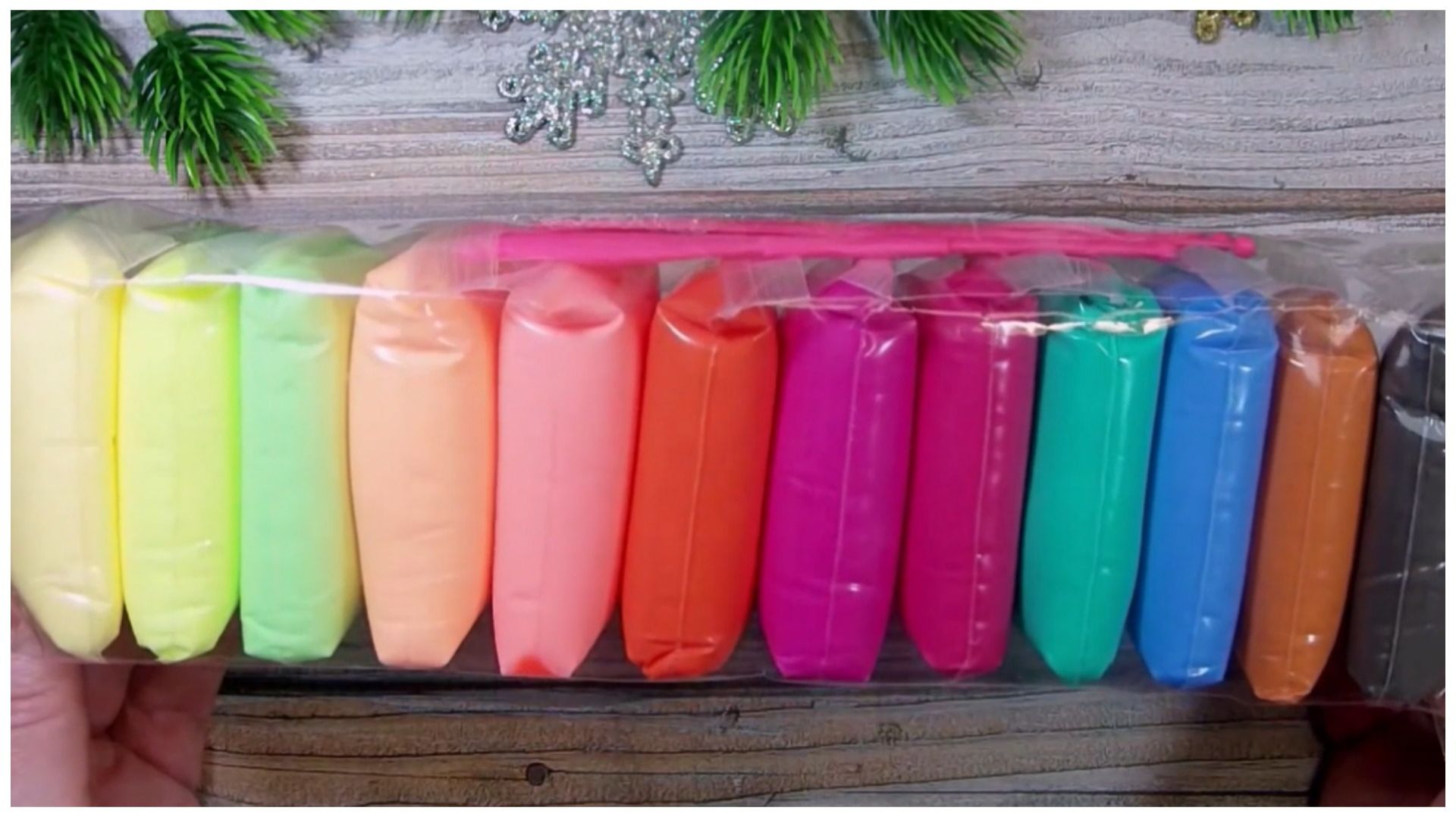 Несколько идей простых ёлочных игрушек медальонов из лёгкого пластилина своими руками. смотреть онлайн