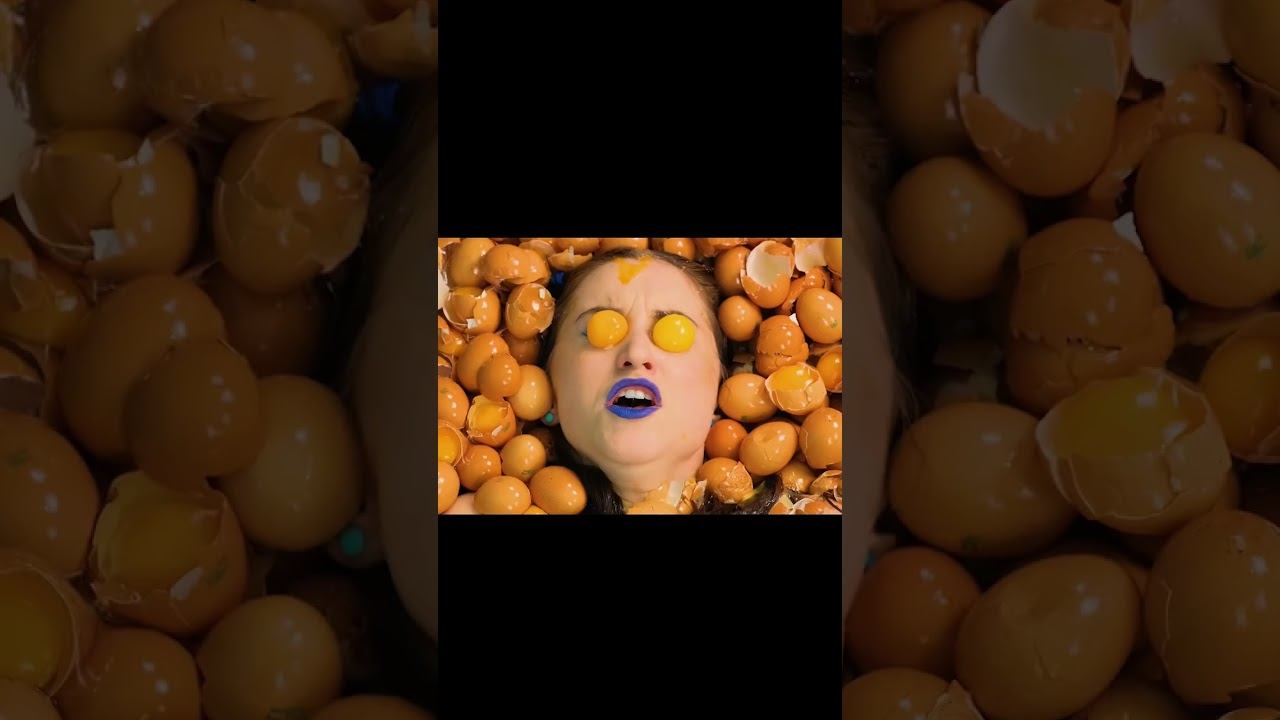 девочка плавает в яичном бассейне смотреть онлайн