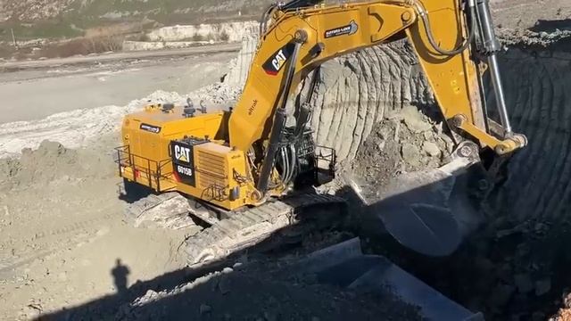Экскаватор Caterpillar 6015B Загружает самосвалы Caterpillar - Sotiriadis Mining Works