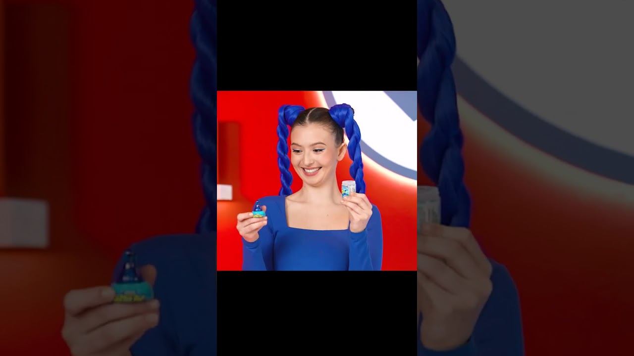 Девочка успокоила свою подругу вкусным пустышкой. смотреть онлайн