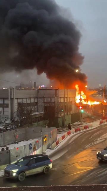 Горит постройка рядом с Рижским рынком в Москве смотреть онлайн