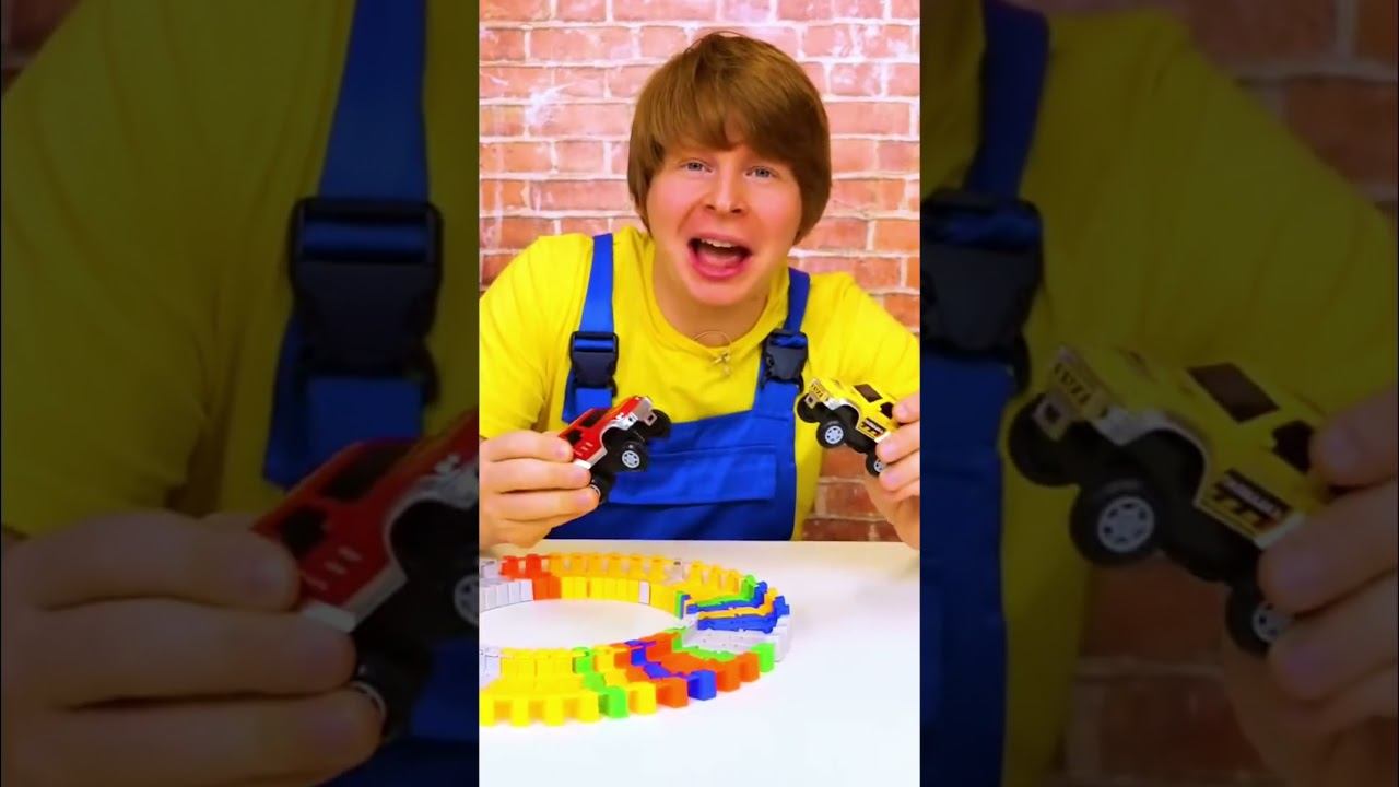 Строим трассу для двух машинок! #аудиодлядетей #funny #игрушки смотреть онлайн
