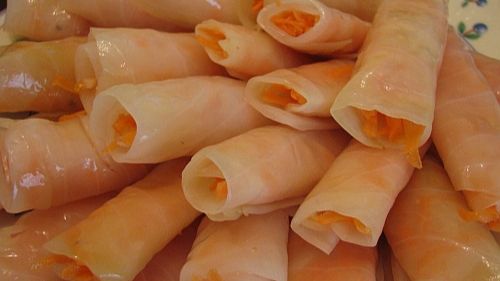 Рулетики из маринованной капусты с морковью