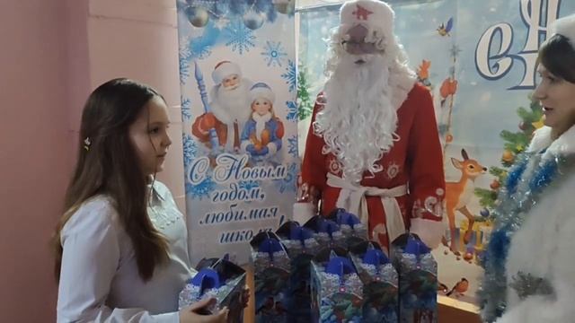 В Горловке начали вручать новогодние подарки из Кузбасса смотреть онлайн