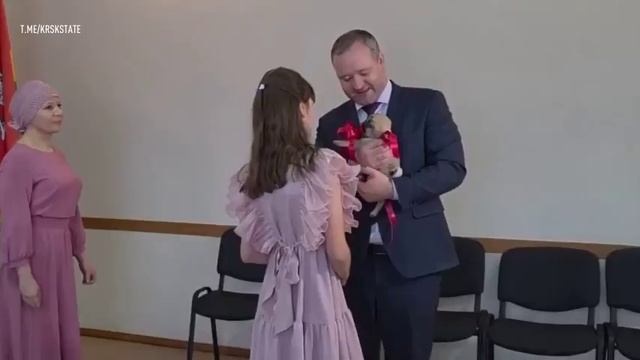 Девочке из Красноярского края передали щенка, подаренного Путиным смотреть онлайн