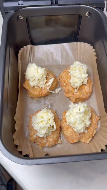 Многофункциональный и современный аэрогриль с двумя чашами объемом 10 литров от бренда KOLT