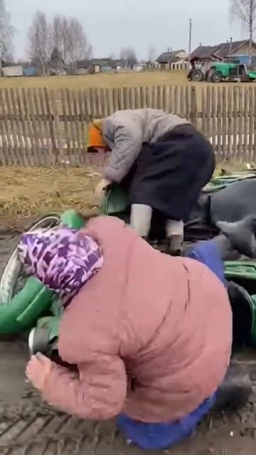 😅Бабули прокатались😅 смотреть онлайн