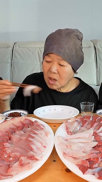 Мукбанг по Корейски, кушаем и наслаждаемся. Эпический пир желтохвоста с свежим сашими смотреть онлайн