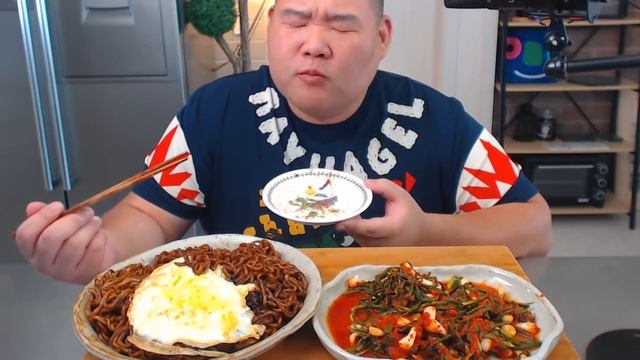 На завтрак Лапша и яичница. Мукбанг по Корейски, кушаем и наслаждаемся. Эпический пир. смотреть онлайн